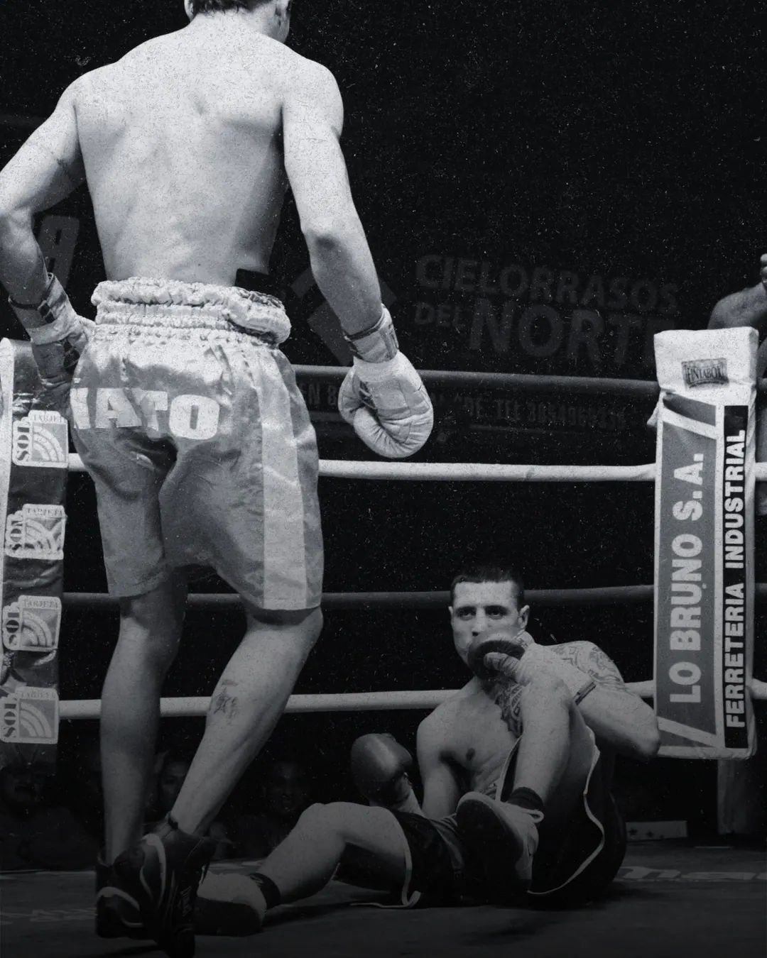 Acción de una pelea de boxeo en Estadio Coliseo